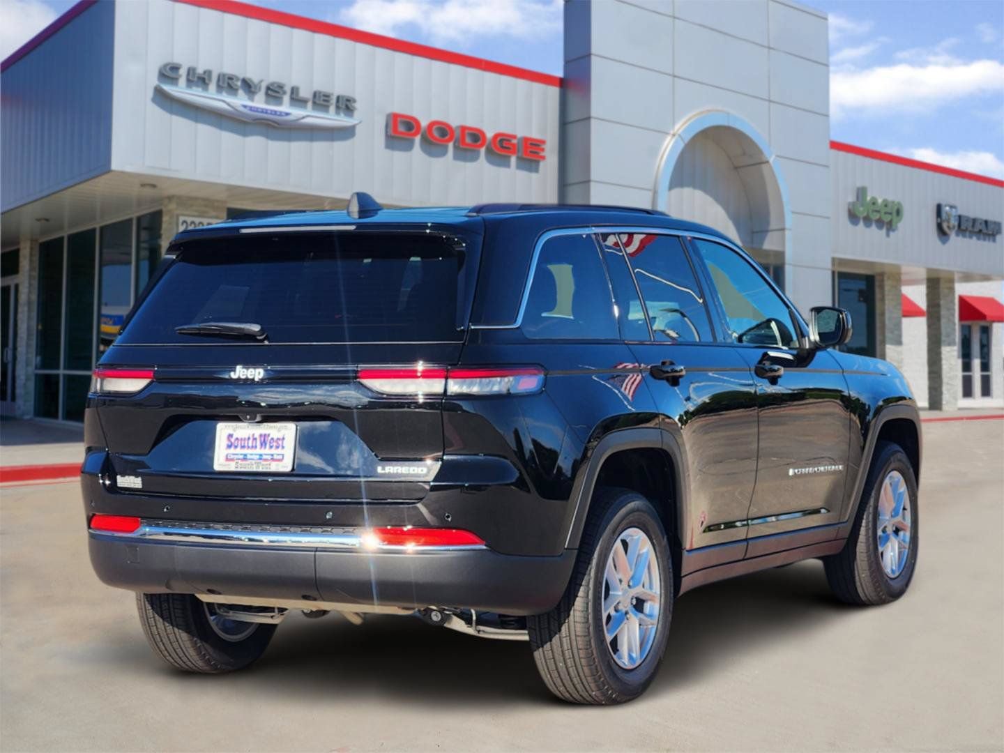 New 2026 Jeep Grand Cherokee Laredo RWD image 5