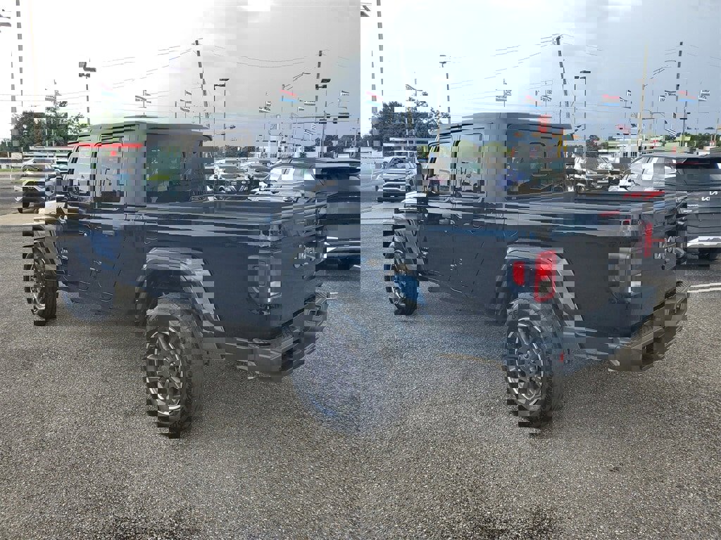 Used 2023 Jeep Gladiator Overland image 3