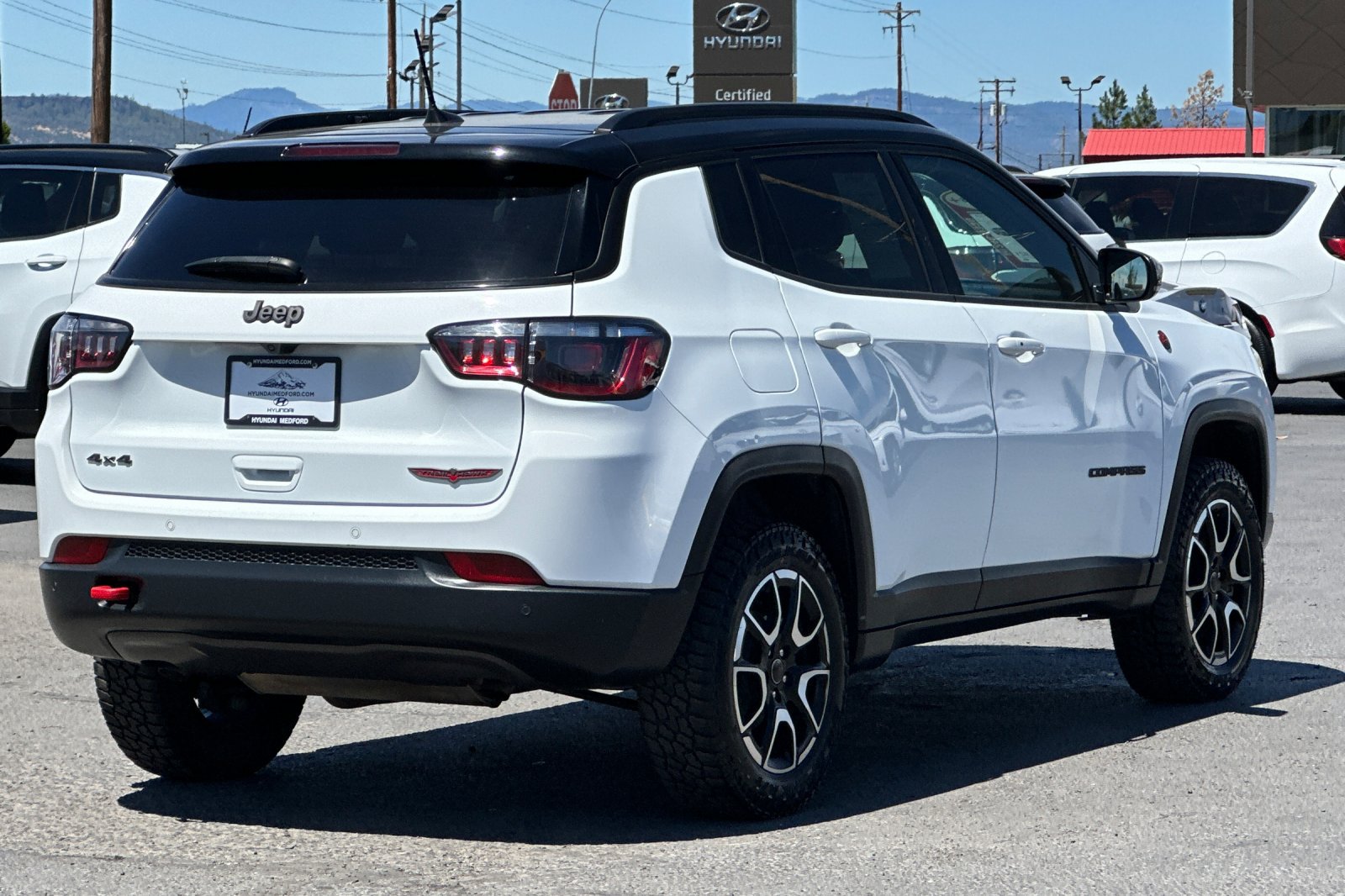Used 2025 Jeep Compass Trailhawk AWD/4WD image 4