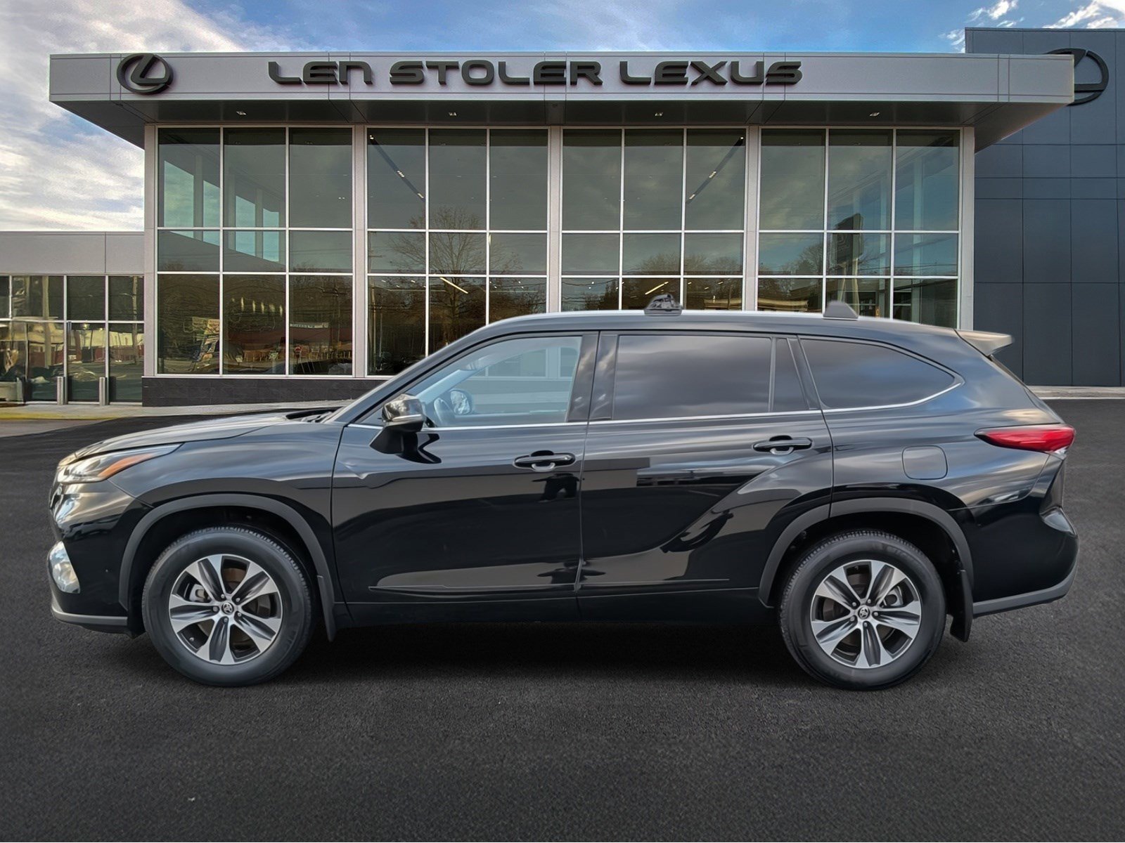 Used 2022 Toyota Highlander XLE image 6