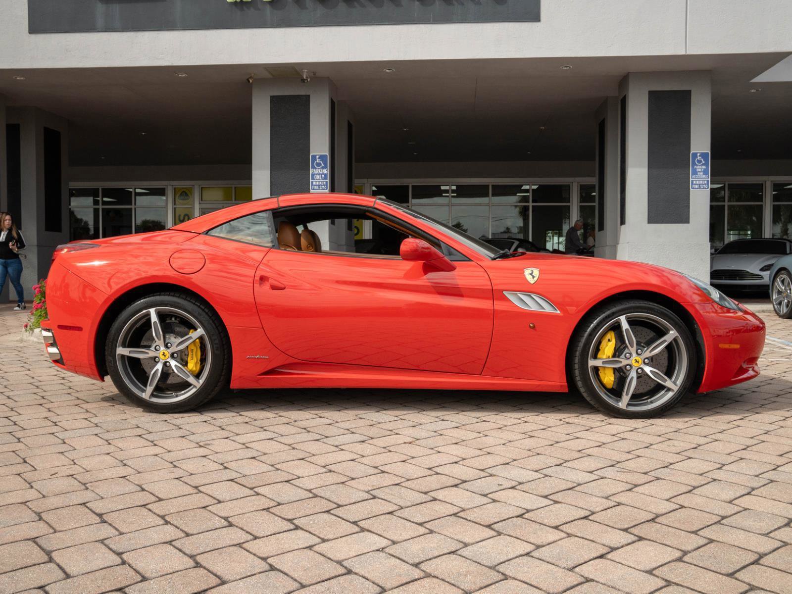 Used 2014 Ferrari California image 3