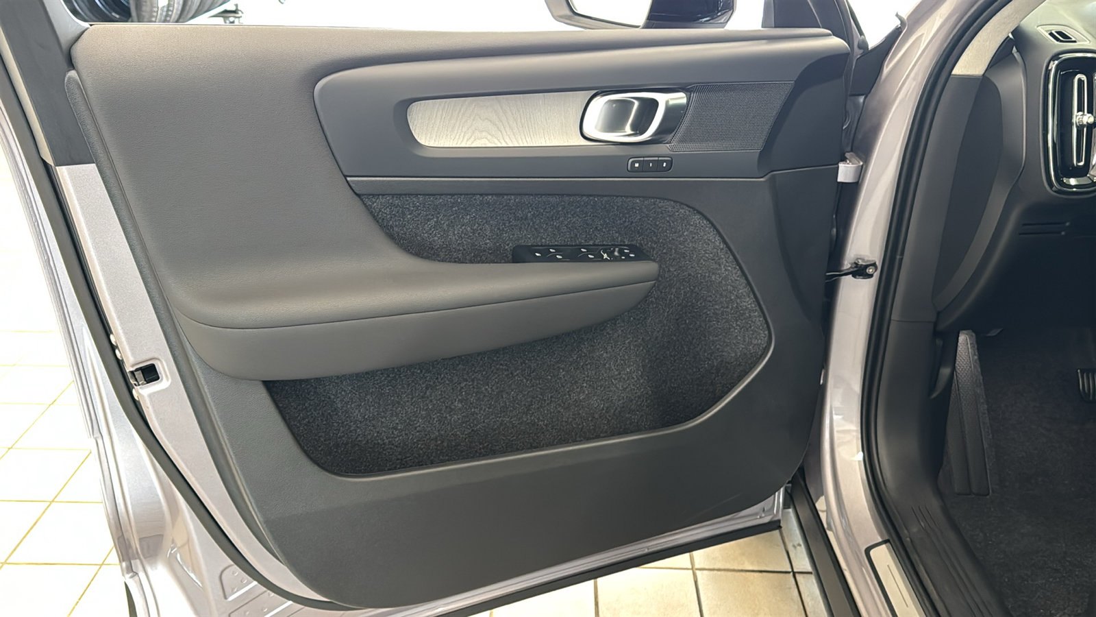 New 2026 Volvo XC40 B5 Plus w/ Protection Package Premier AWD/4WD image 21
