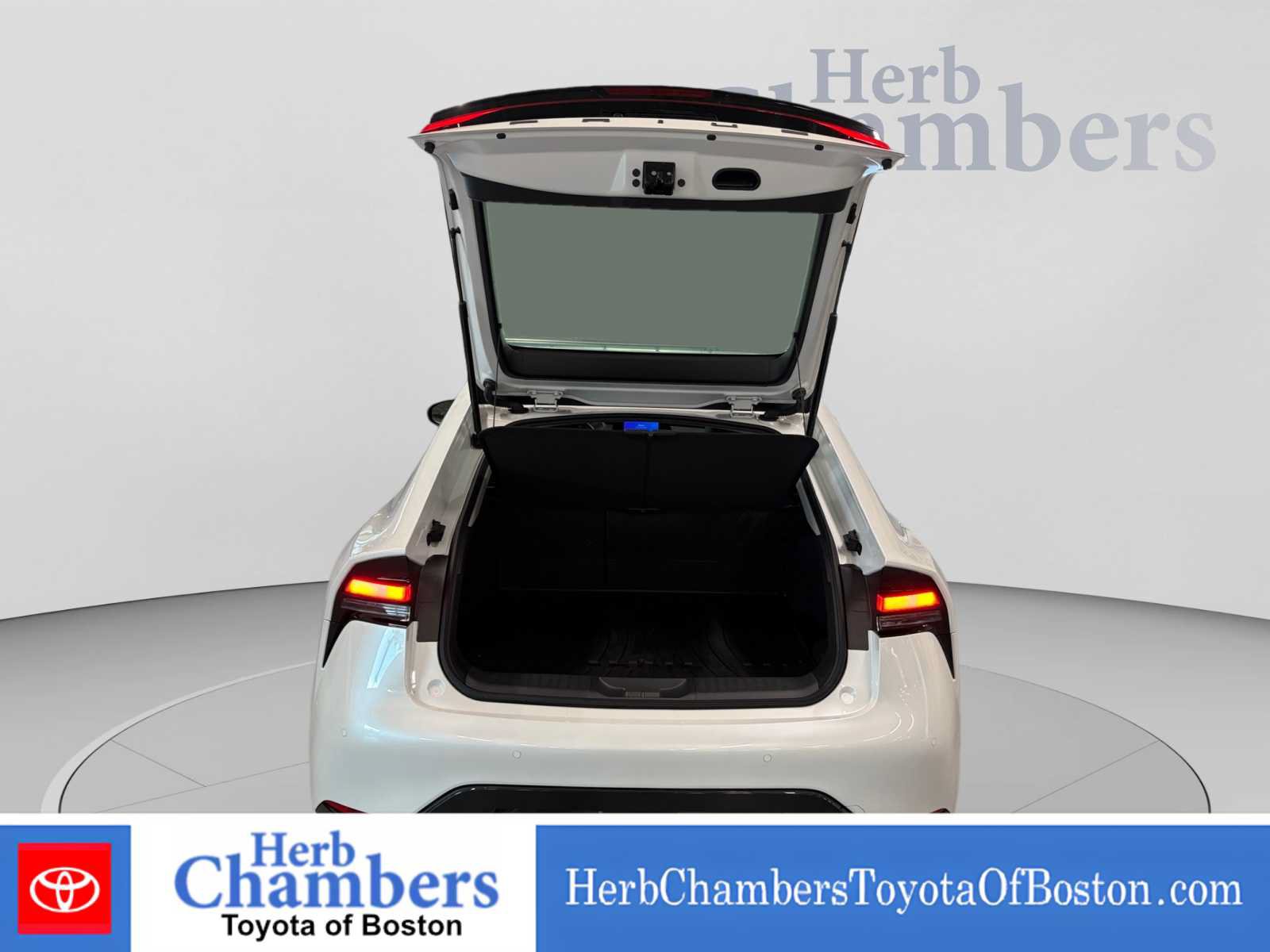 Used 2025 Toyota Prius XLE AWD/4WD image 4