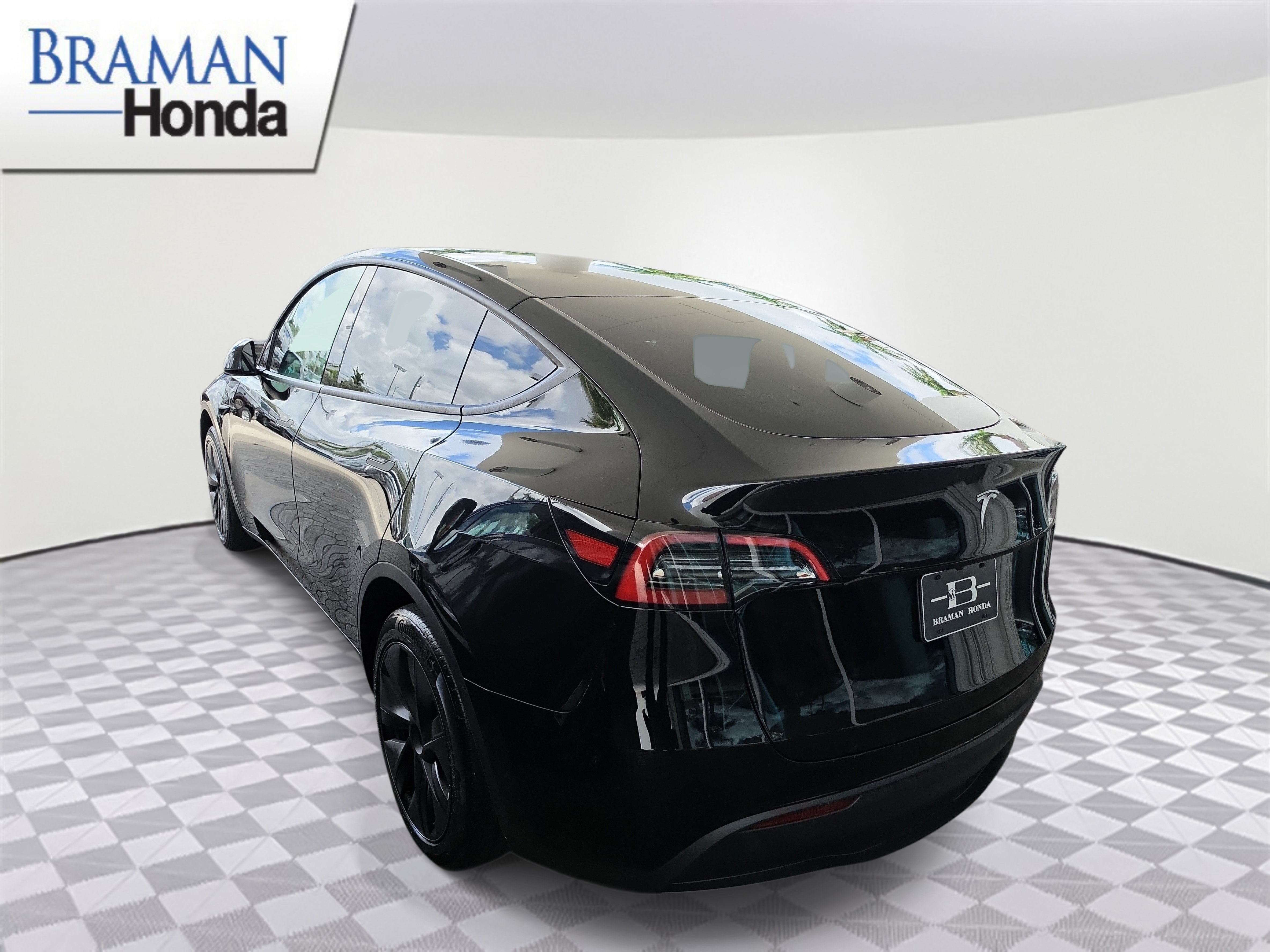 Used 2025 Tesla Model Y Long Range RWD image 4