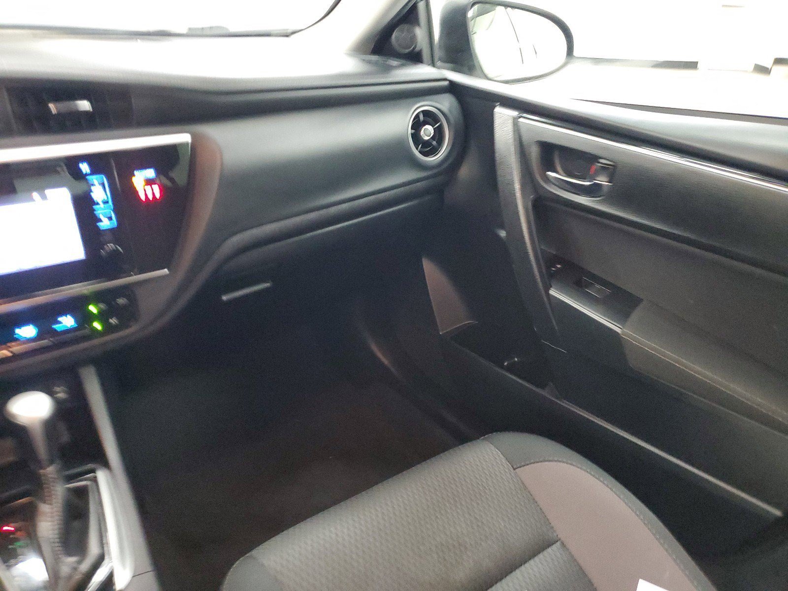 Used 2019 Toyota Corolla LE FWD image 15