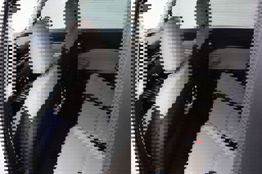 Used 2025 Kia Carnival EX image 11