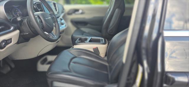 Used 2023 Chrysler Pacifica Touring-L FWD image 12