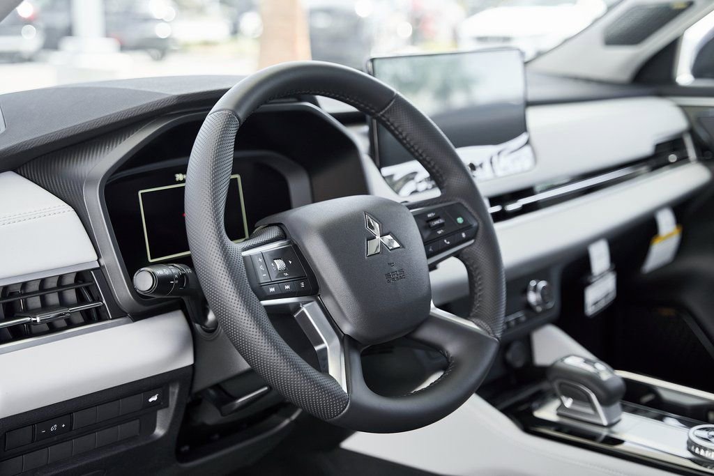 Used 2025 Mitsubishi Outlander SE FWD image 22