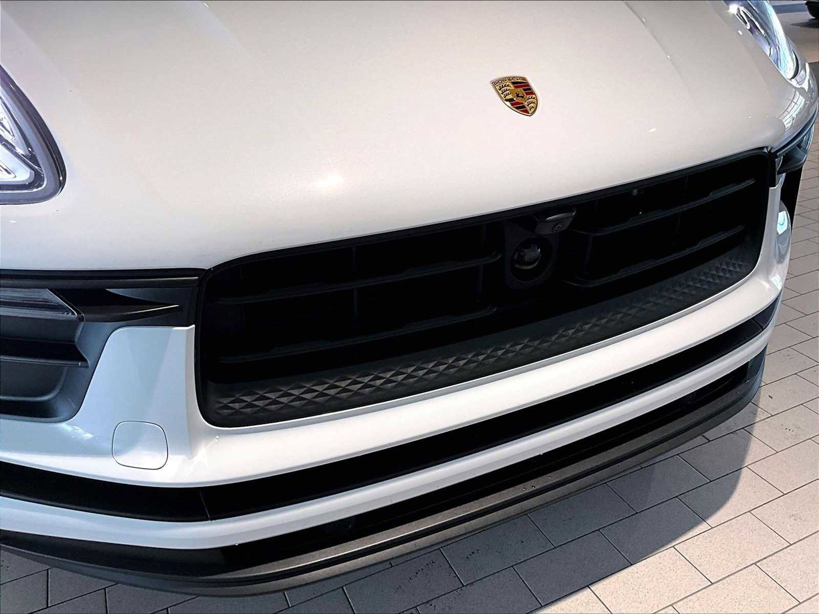 Used 2025 Porsche Macan image 33