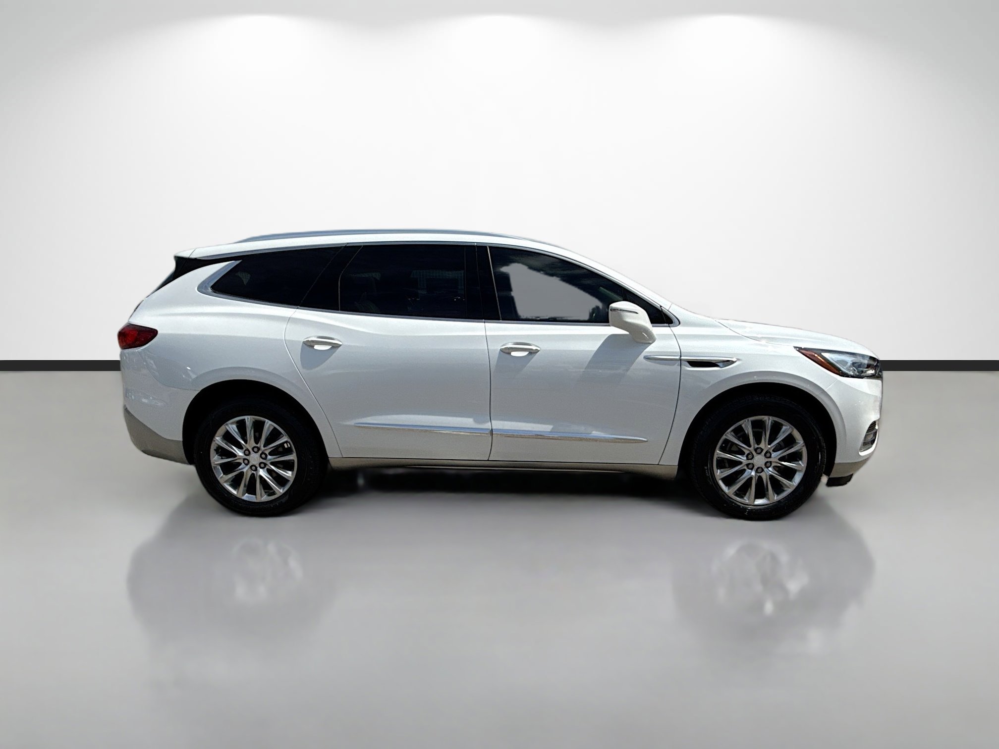 Used 2018 Buick Enclave Premium w/ Experience Buick Package FWD image 2