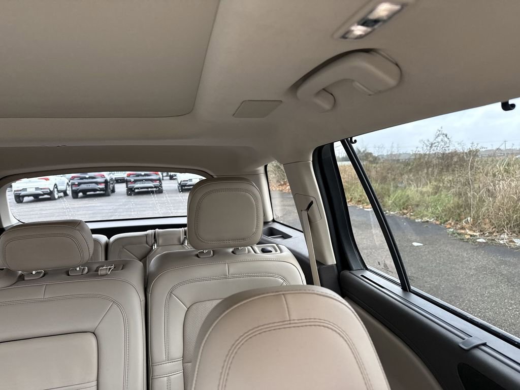 Used 2023 Lincoln Aviator Reserve w/ Equipment Group 201A image 12