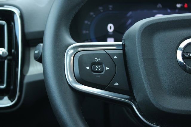 Used 2025 Volvo XC40 B5 Plus image 25