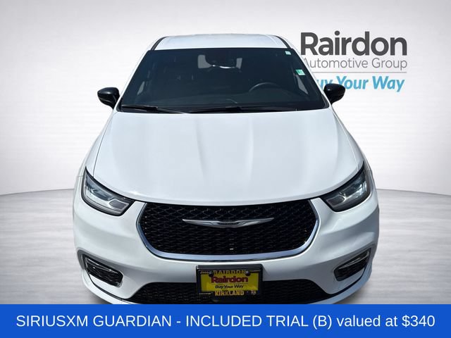 Used 2025 Chrysler Pacifica Select FWD image 2