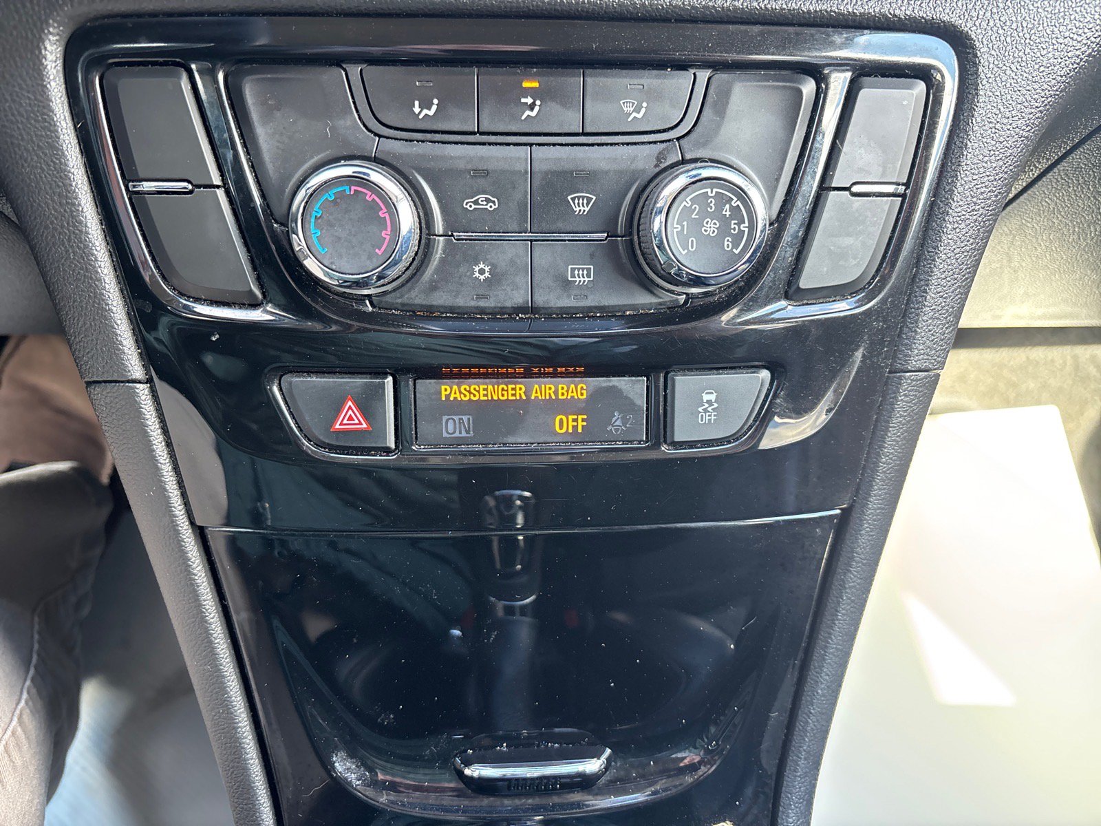 Used 2020 Buick Encore Preferred AWD/4WD image 33