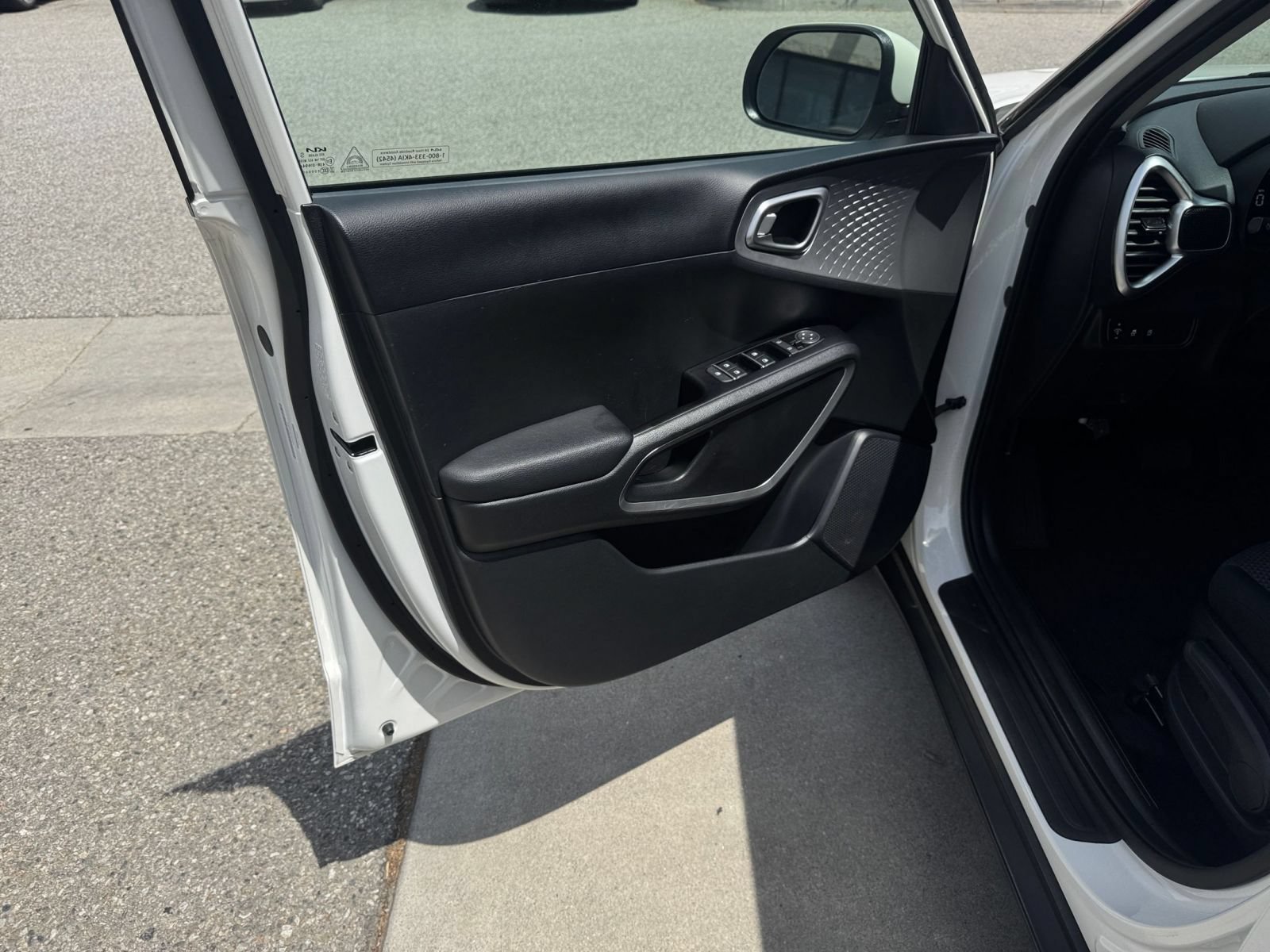 Used 2025 Kia Soul LX w/ LX Technology Package FWD image 18
