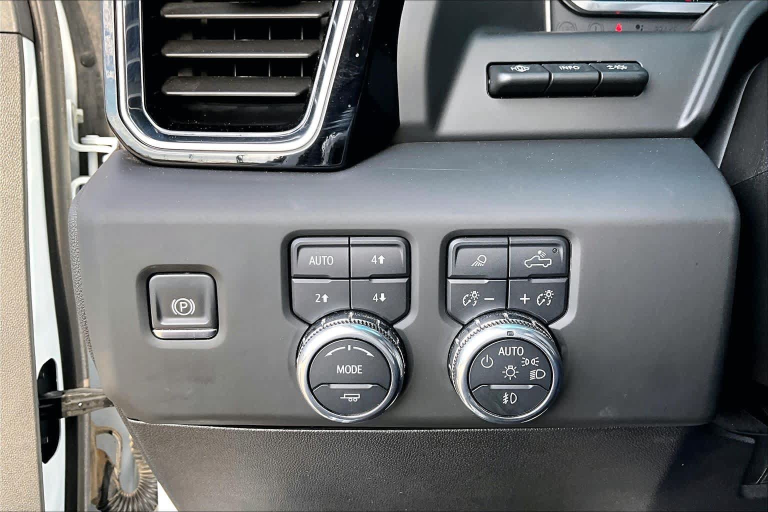 Used 2025 GMC Sierra 3500 Denali w/ Denali Reserve Package AWD/4WD image 36
