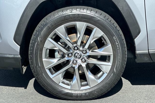 Used 2020 Toyota RAV4 XLE Premium FWD image 33
