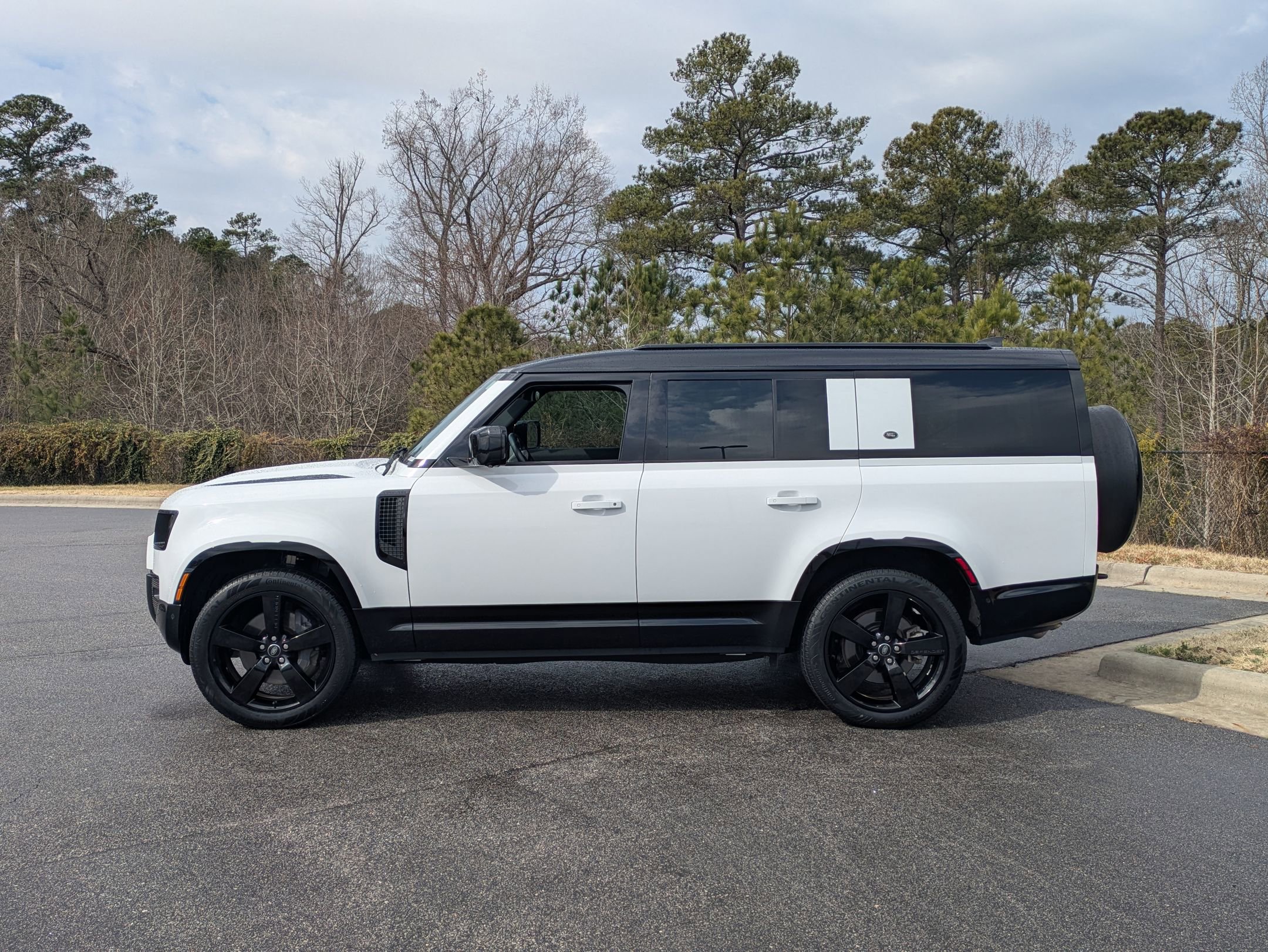 Certified 2023 Land Rover Defender 130 X-Dynamic SE image 8