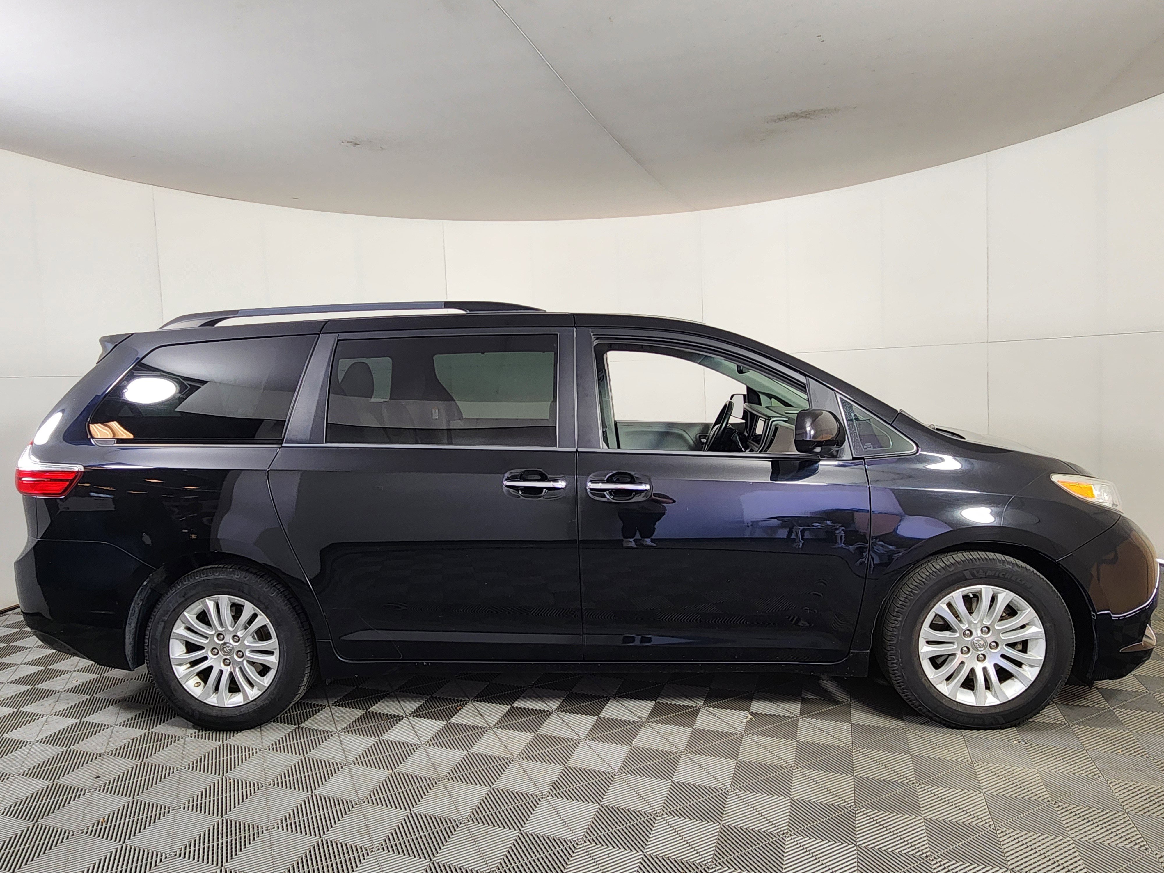 Used 2015 Toyota Sienna XLE Premium FWD image 8