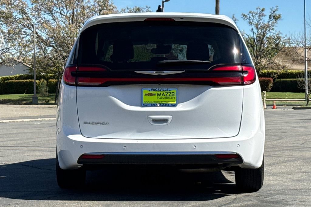 Used 2024 Chrysler Pacifica Touring-L image 12