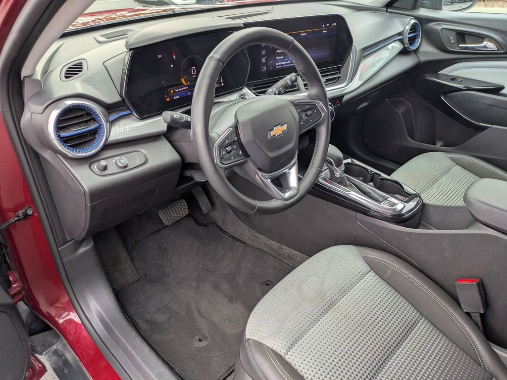 Used 2025 Chevrolet Trax LT w/ LT Convenience Package image 15