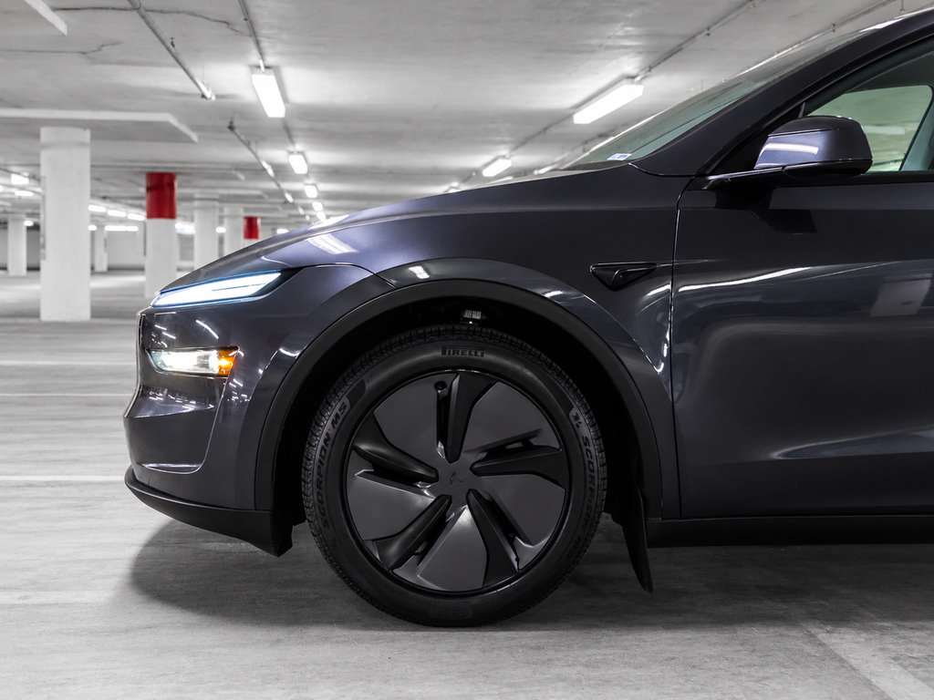 Used 2026 Tesla Model Y 2WD image 13