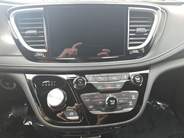 New 2025 Chrysler Pacifica Select w/ Uconnect Theater Family Group image 14