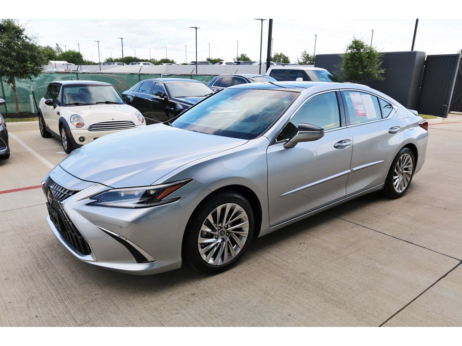 Used 2022 Lexus ES 350 Ultra Luxury w/ Accessory Package 2 FWD image 3