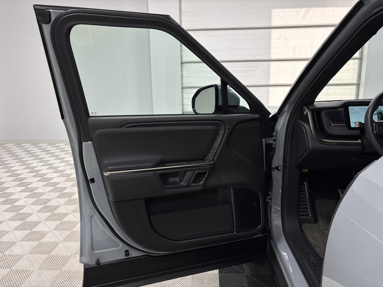 Used 2024 Rivian R1S Adventure AWD/4WD image 16