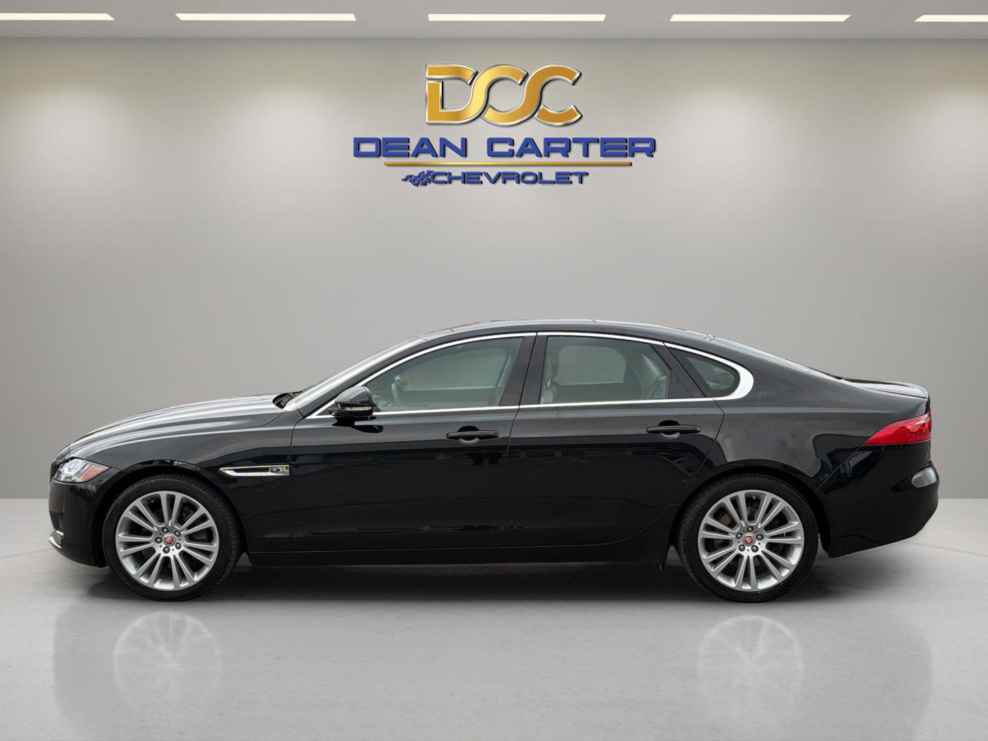 Used 2020 Jaguar XF Premium image 2
