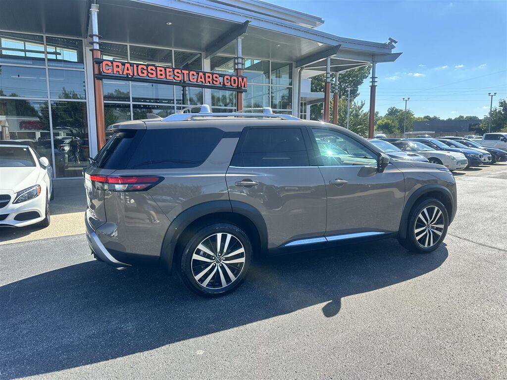 Used 2025 Nissan Pathfinder Platinum FWD image 3