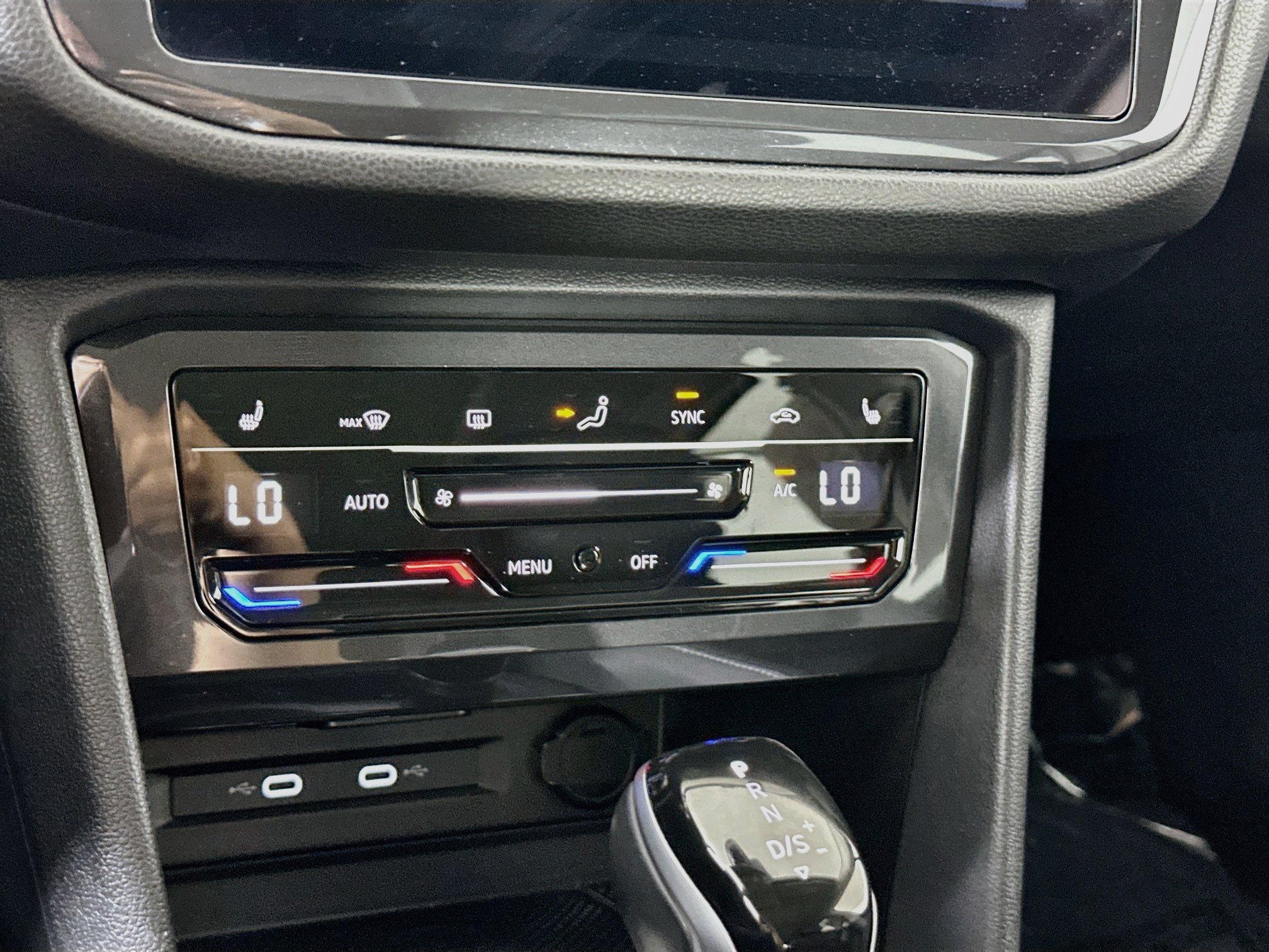 Used 2024 Volkswagen Tiguan SE w/ Panoramic Sunroof Package FWD image 23