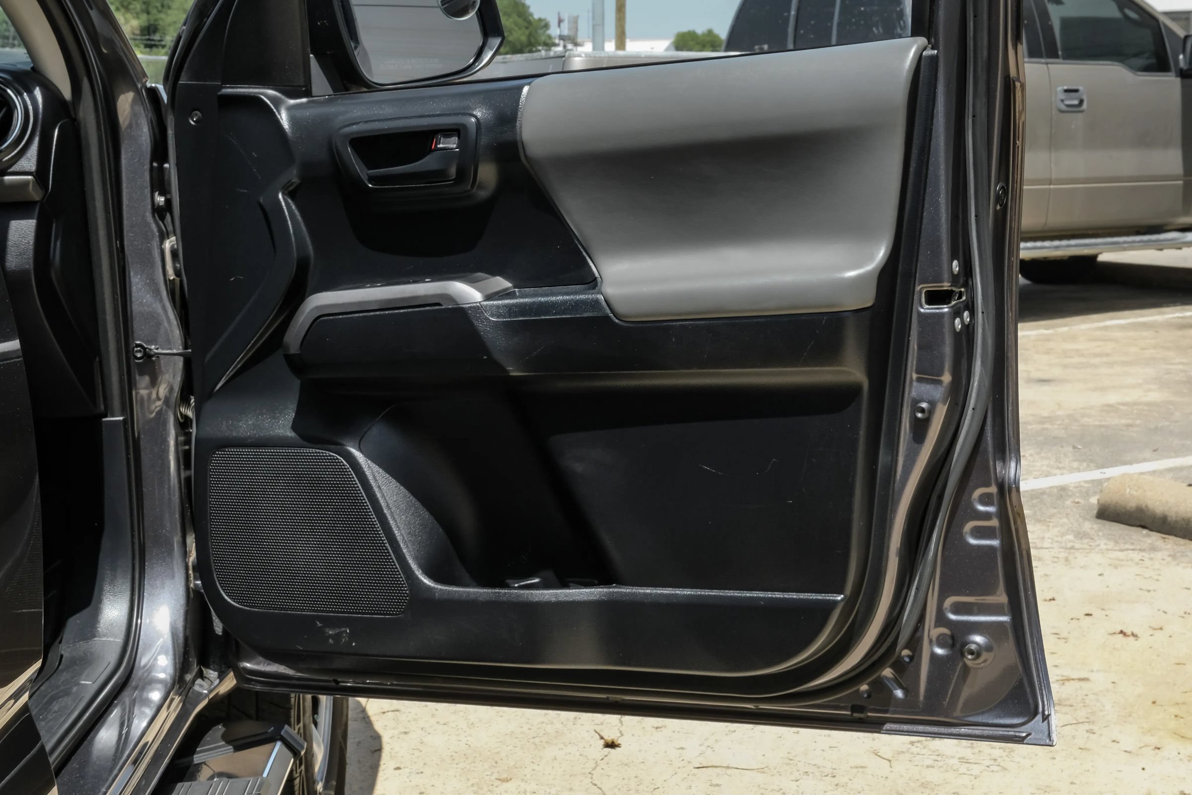 Used 2017 Toyota Tacoma SR5 RWD image 37