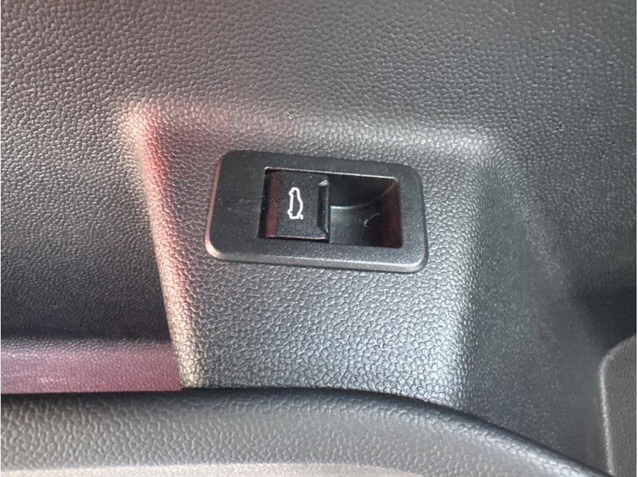 Used 2023 BMW iX xDrive50 w/ Sport Package image 32