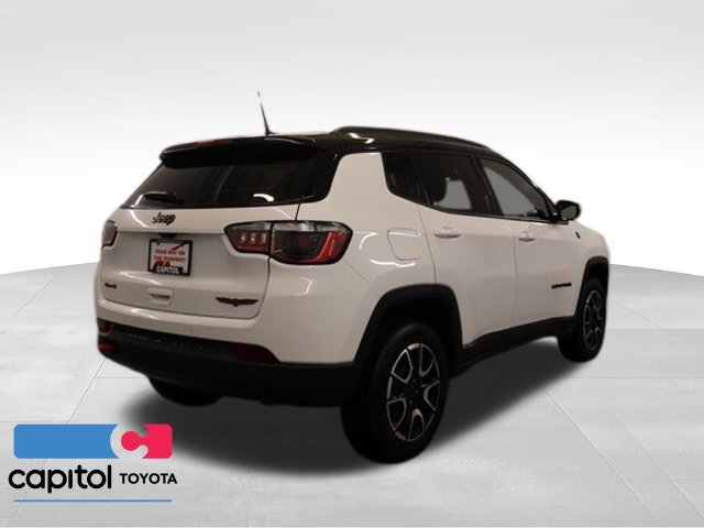 Used 2025 Jeep Compass Trailhawk AWD/4WD image 2