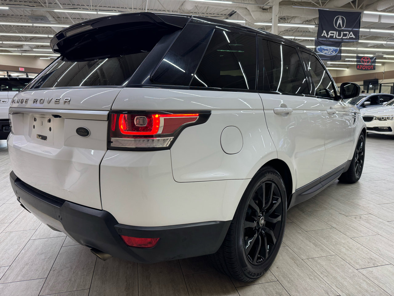 Used 2017 Land Rover Range Rover Sport HSE image 11