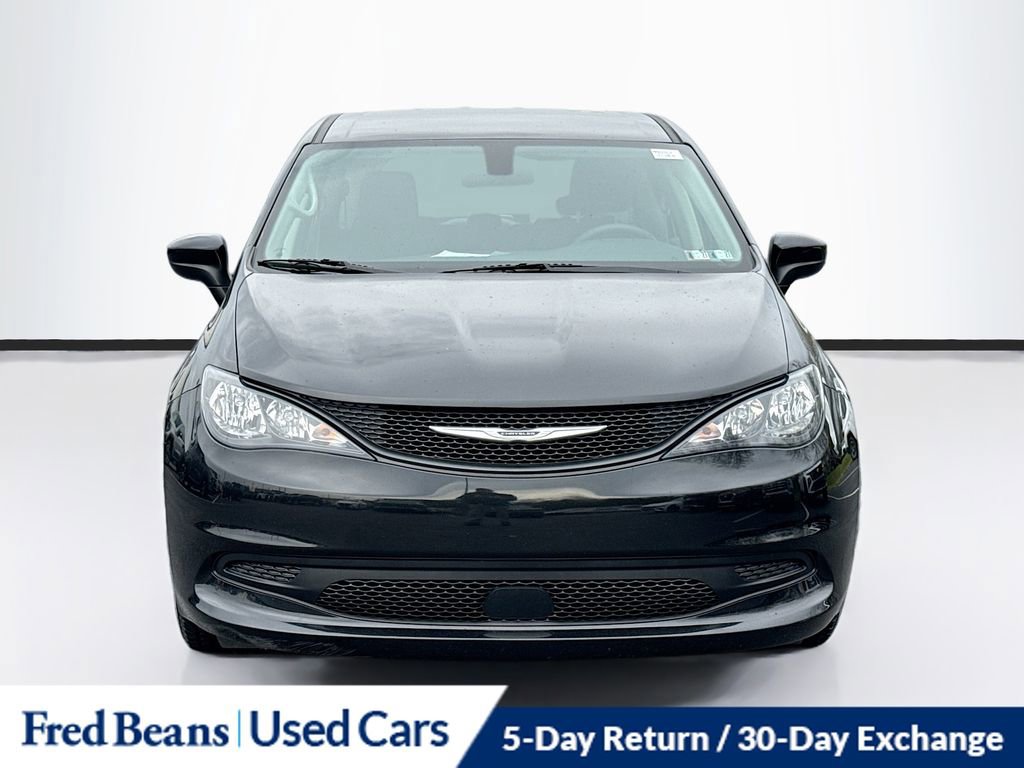 Used 2022 Chrysler Voyager LX image 2