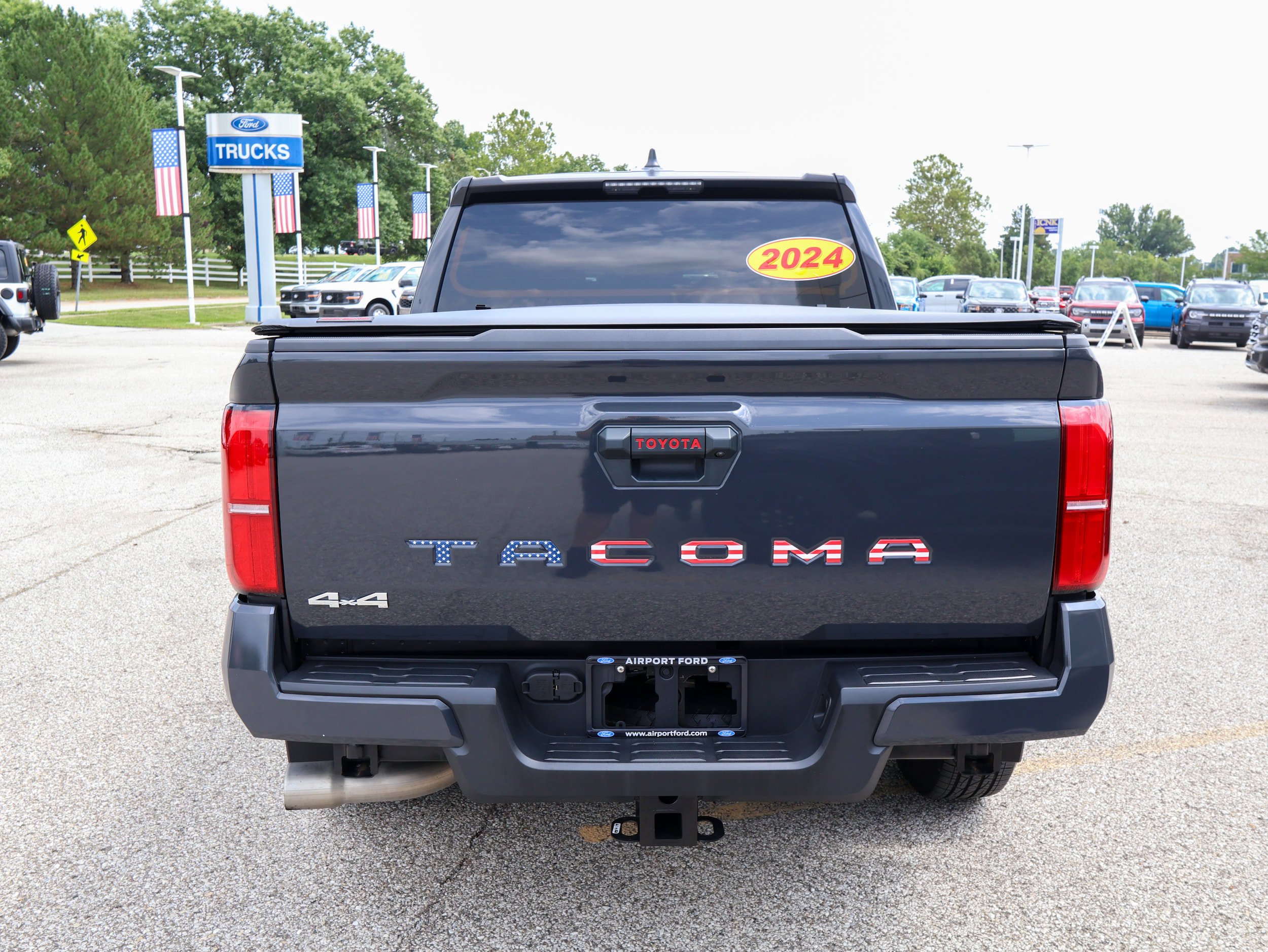 Used 2024 Toyota Tacoma SR5 AWD/4WD image 4