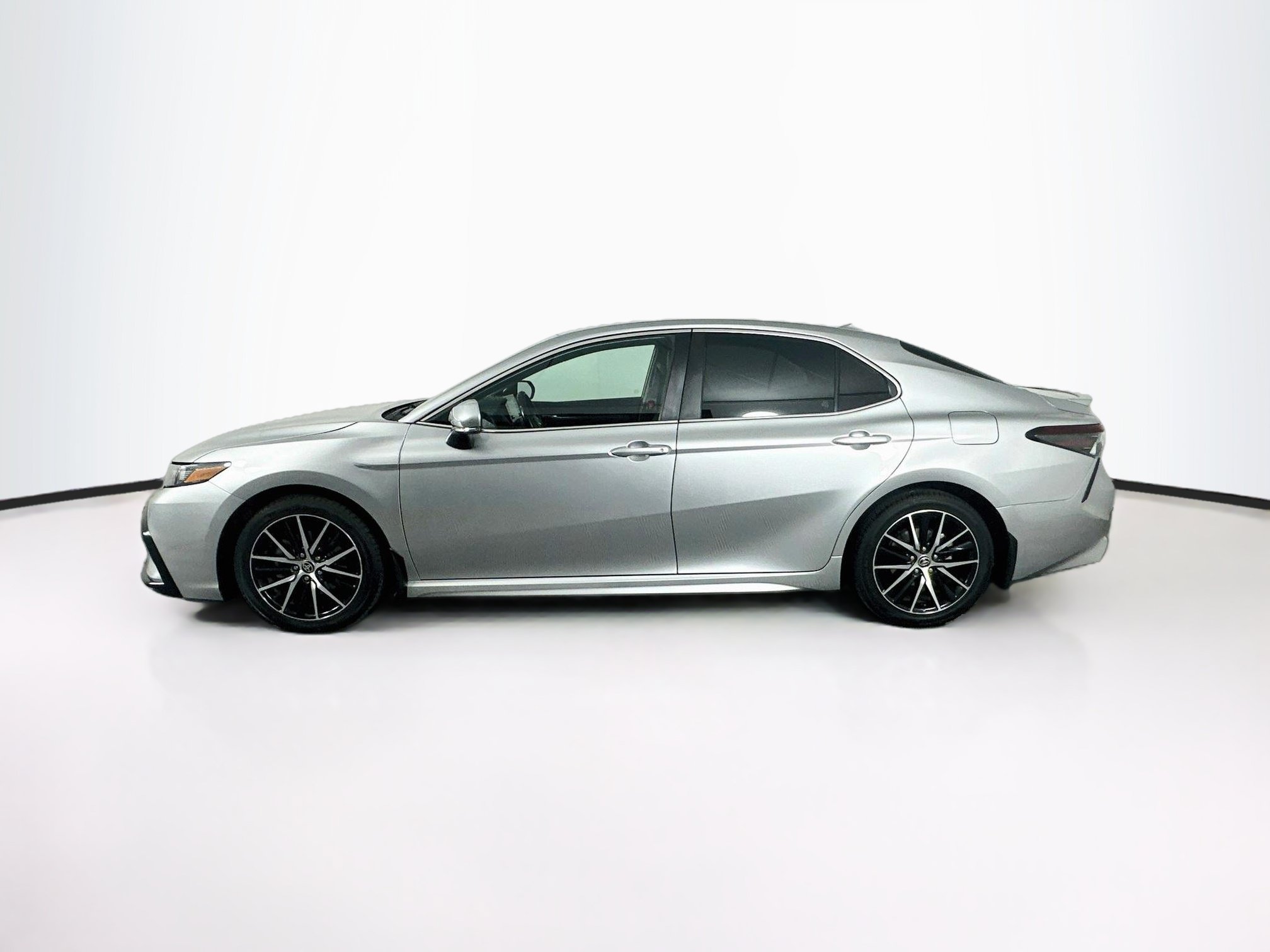 Used 2023 Toyota Camry SE FWD image 4