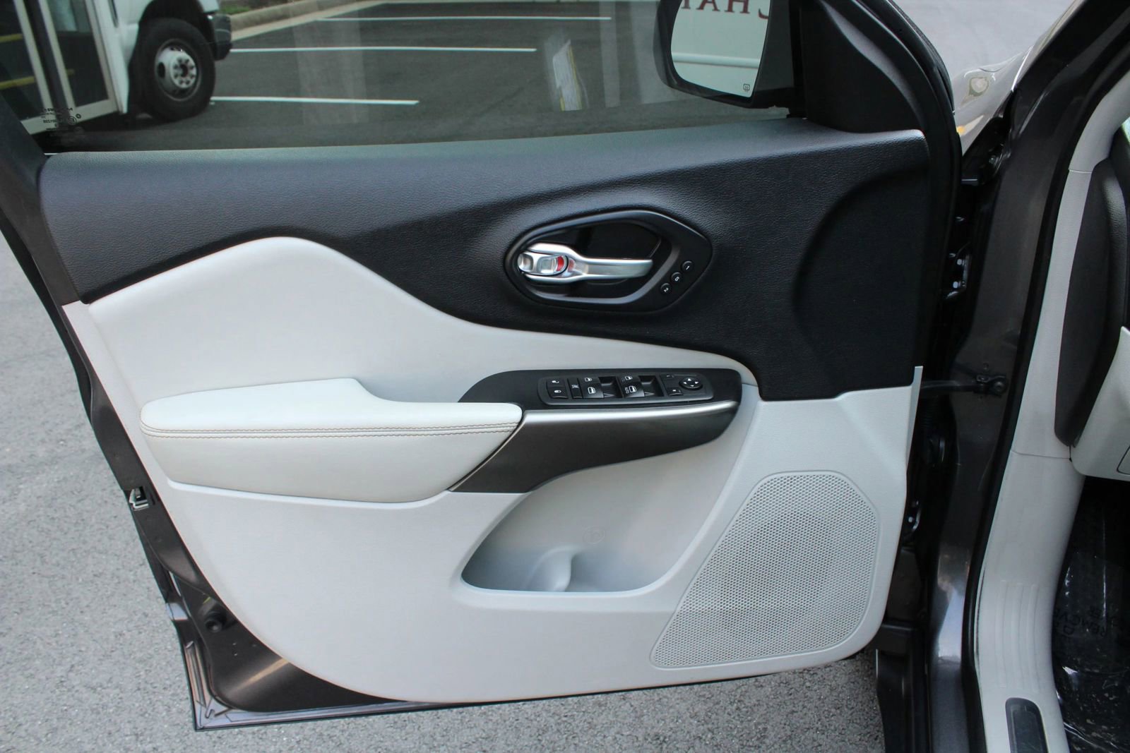Used 2020 Jeep Cherokee Limited FWD image 14