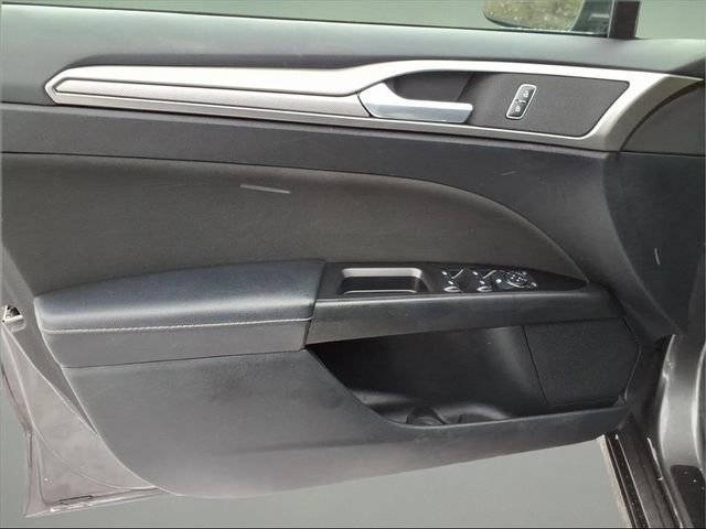 Used 2017 Ford Fusion SE w/ Fusion SE Technology Package image 12