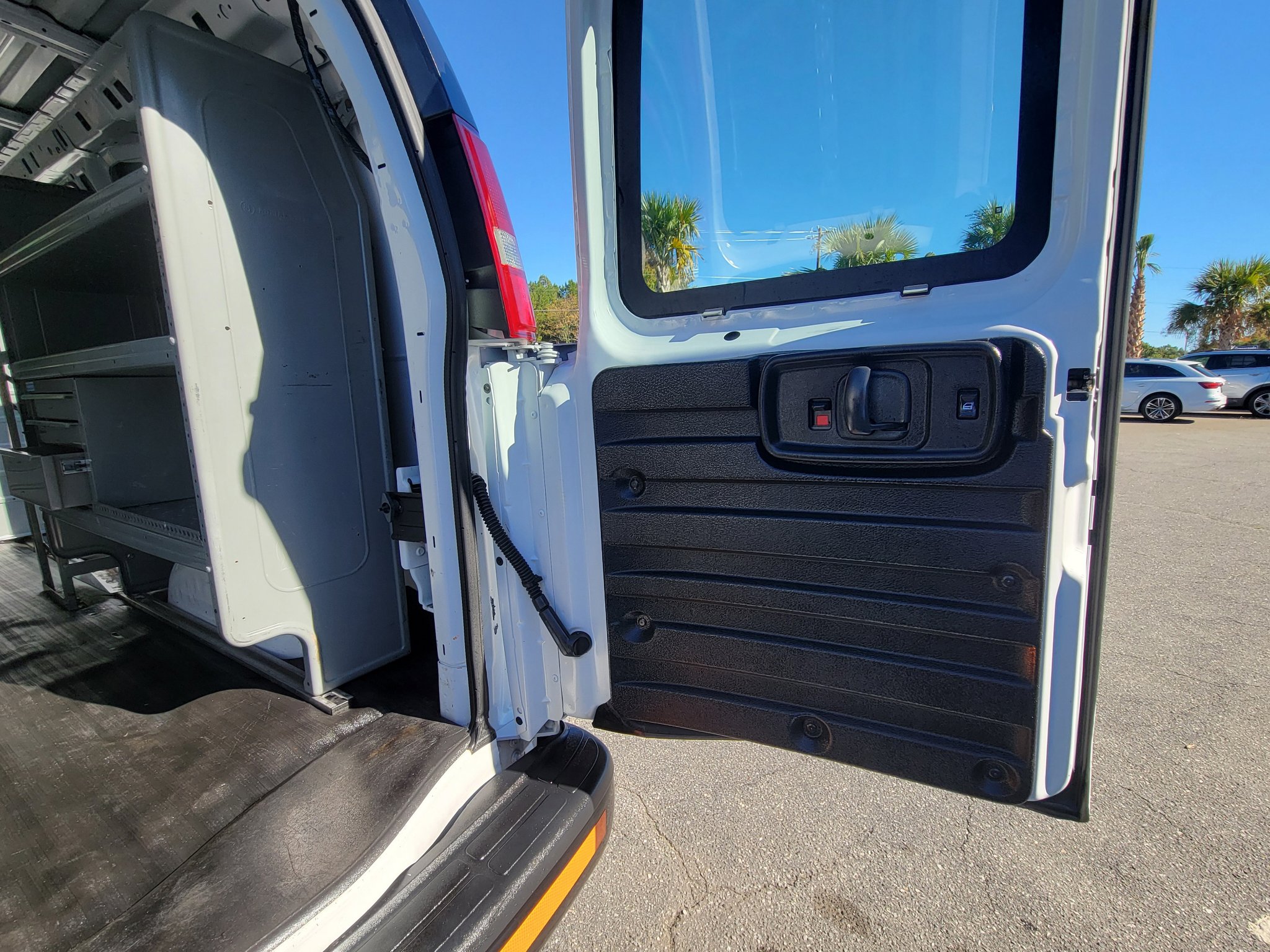 Used 2018 Chevrolet Express 2500 w/ Enhanced Convenience Package image 28