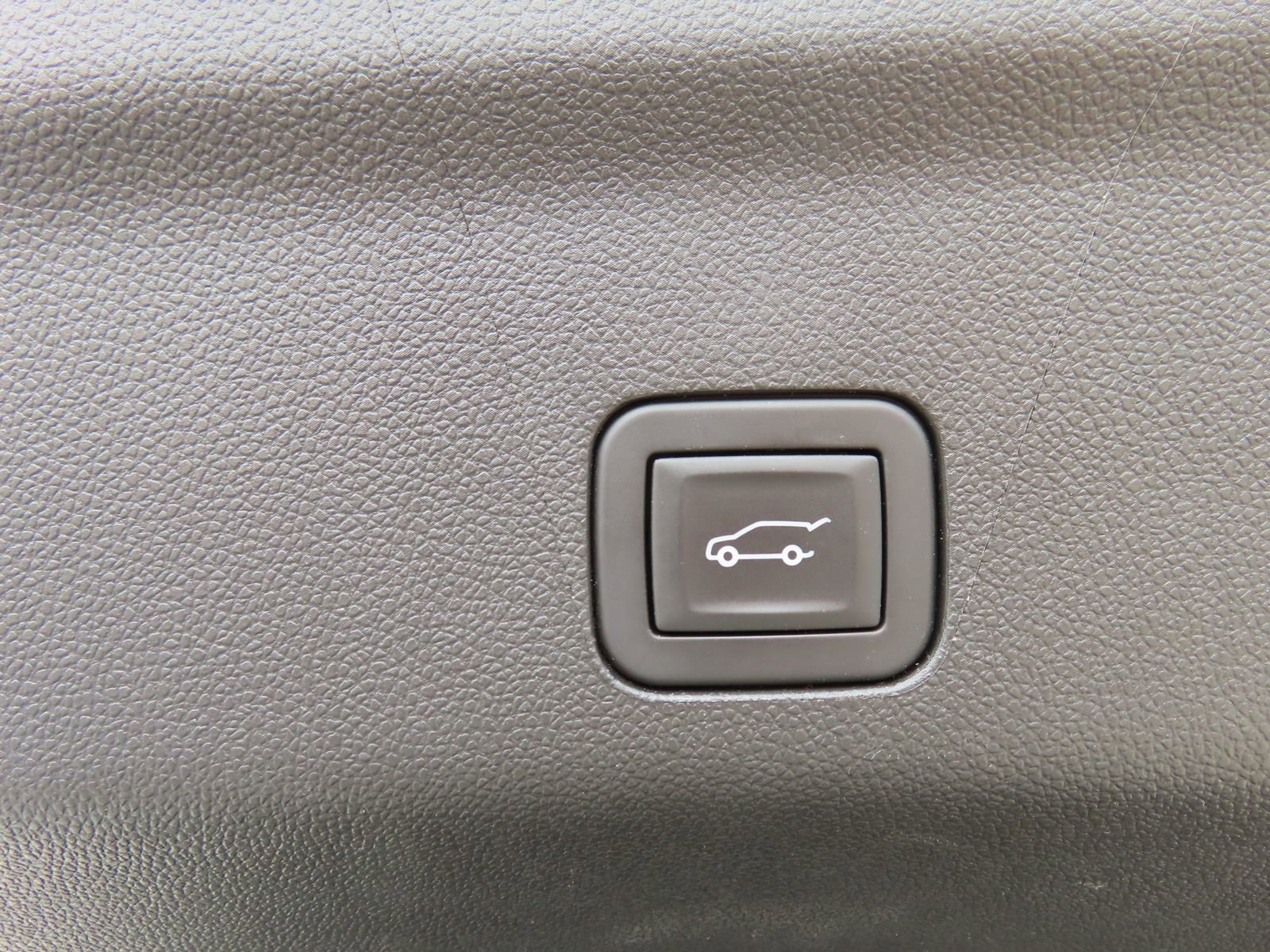 Used 2025 Chevrolet Suburban Z71 image 40