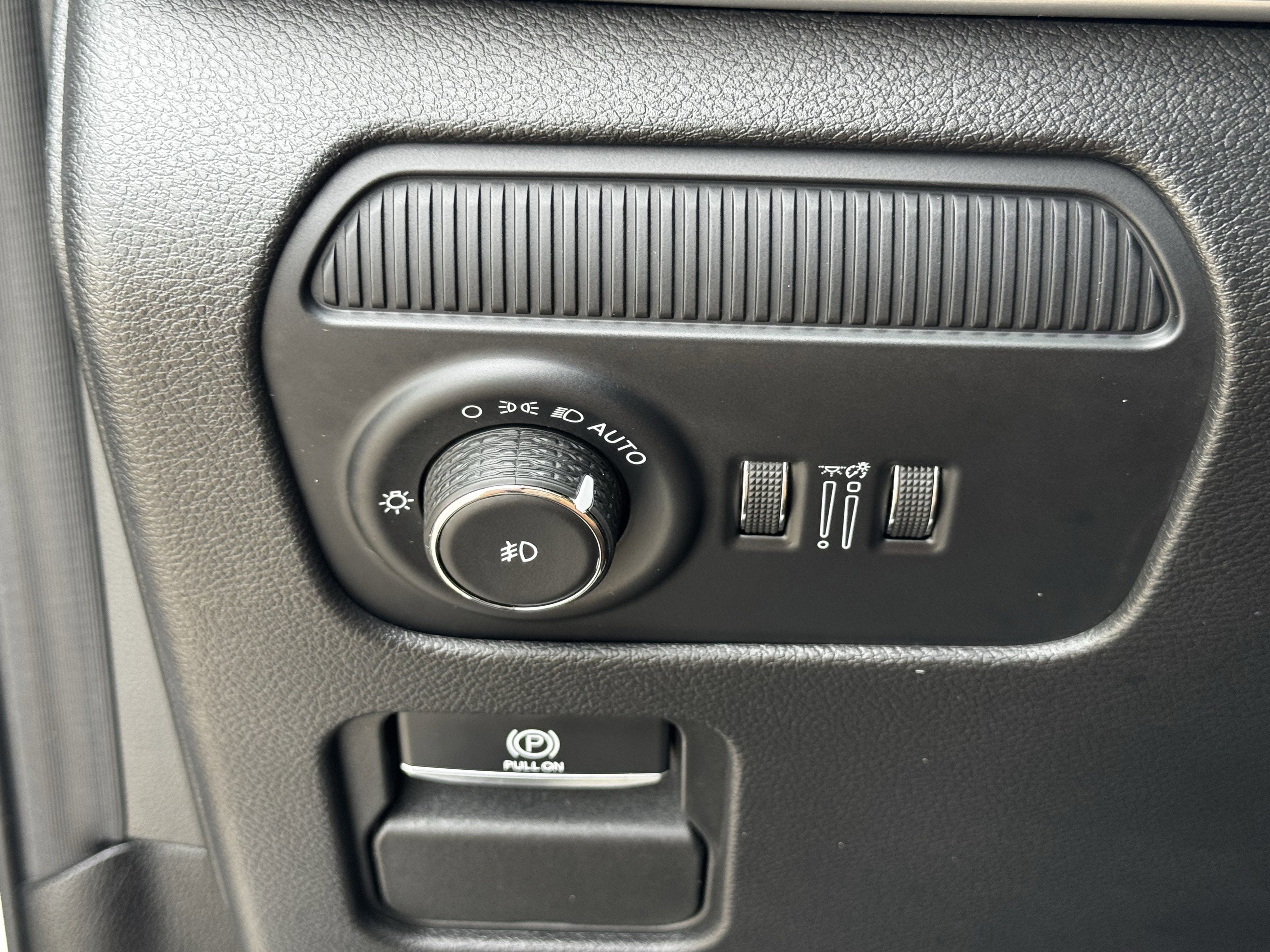 Used 2025 Jeep Wagoneer L Series II AWD/4WD image 26
