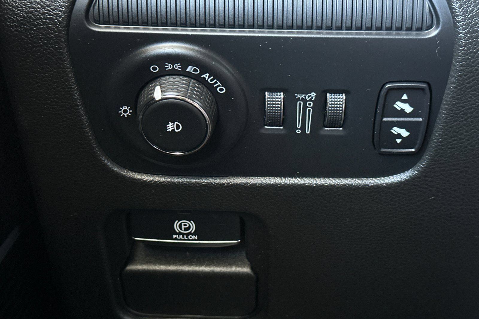 Used 2024 Jeep Wagoneer L Series II RWD image 38