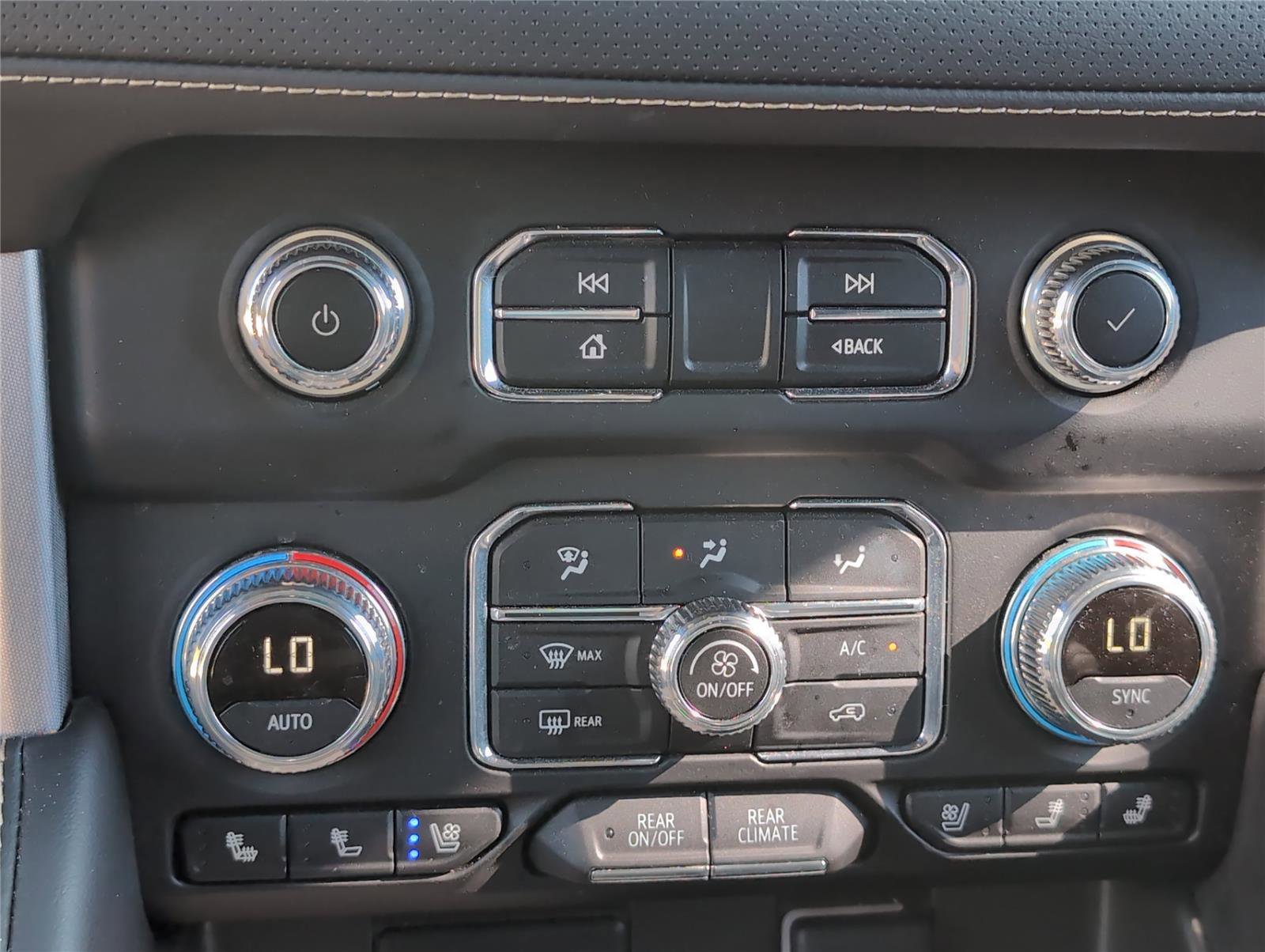 Used 2024 GMC Yukon XL SLT image 13