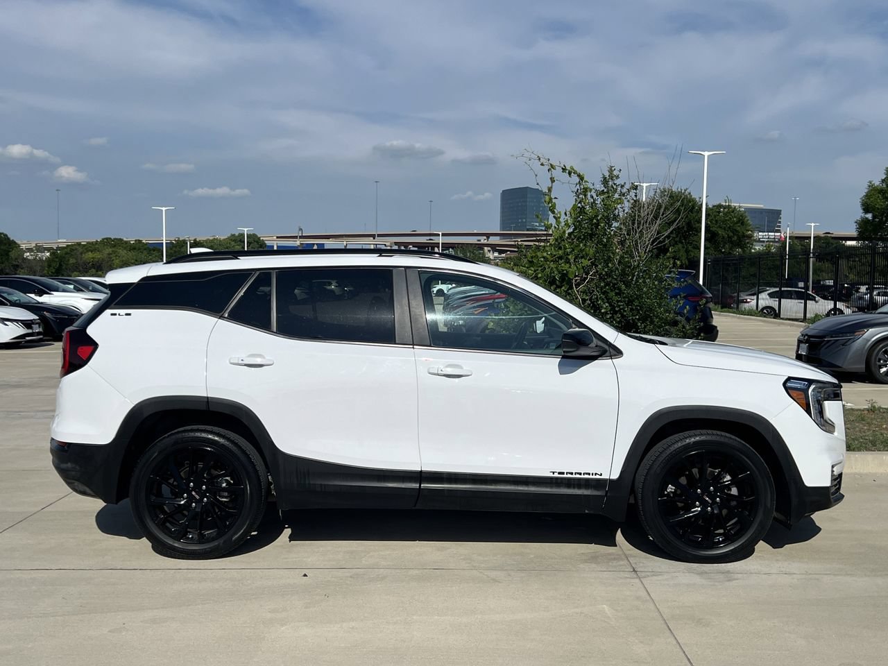 Used 2023 GMC Terrain SLE w/ Driver Convenience Package FWD image 3