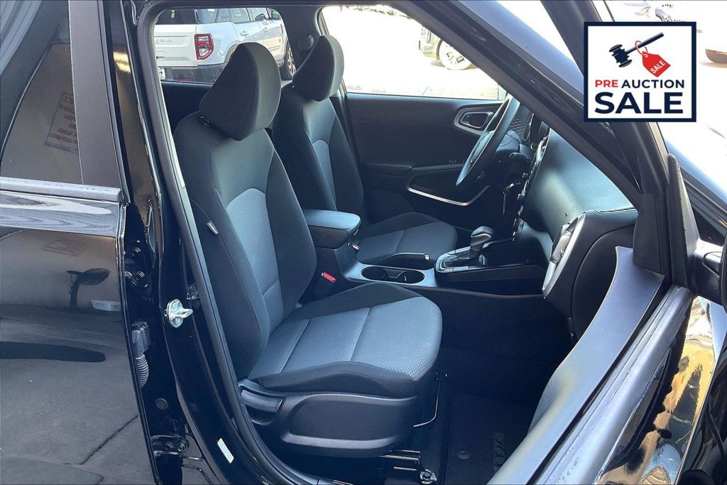 Used 2025 Kia Soul LX w/ LX Technology Package FWD image 7