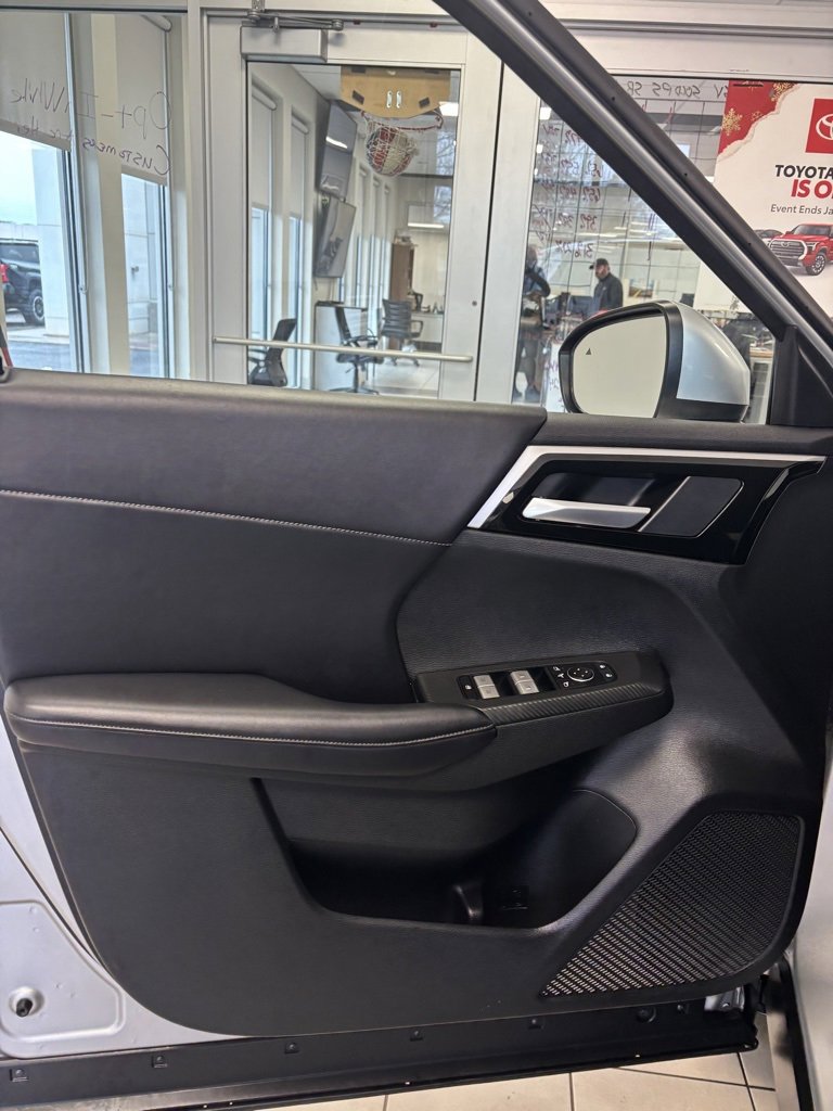 Used 2024 Mitsubishi Outlander SE image 8