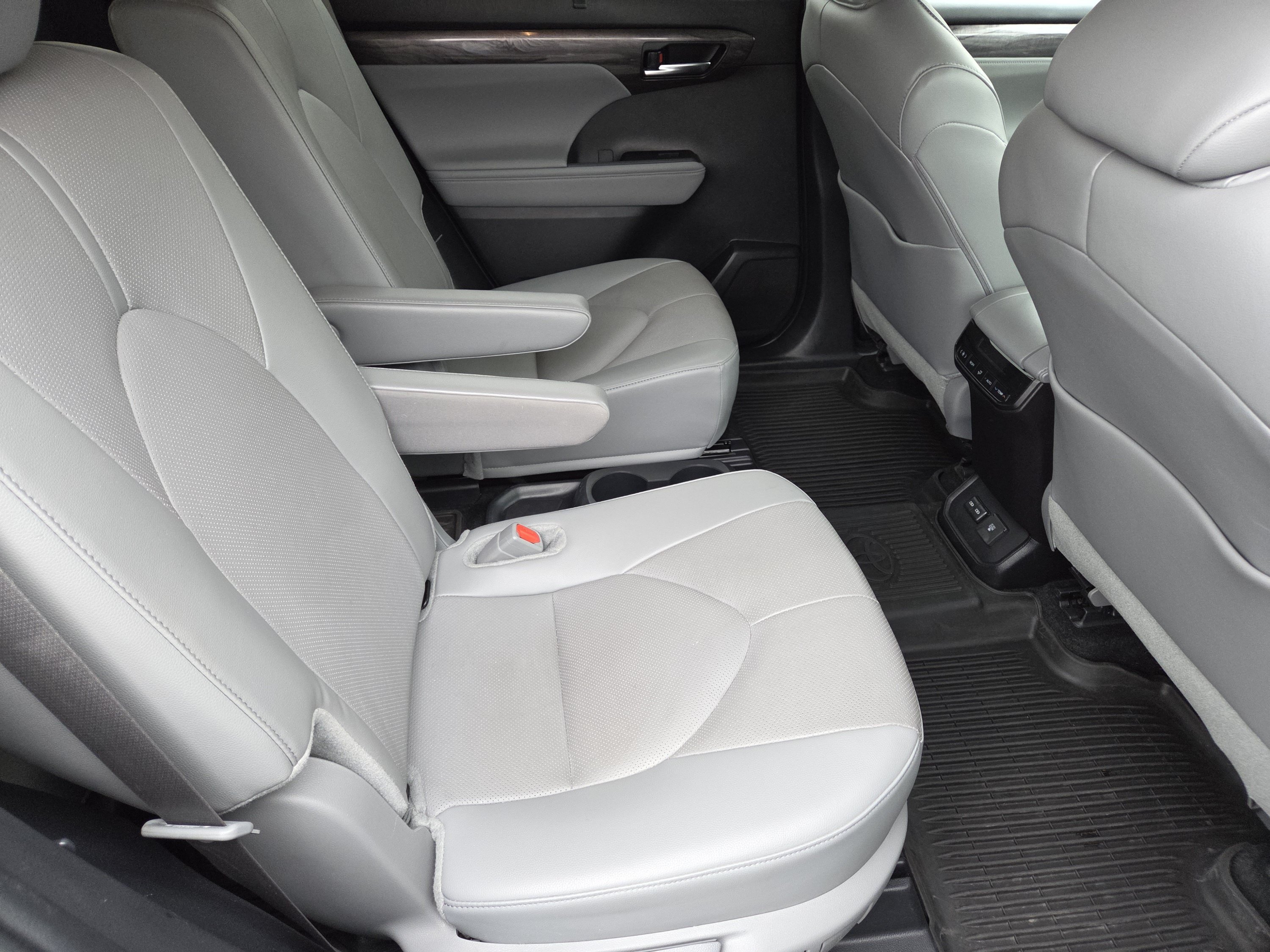 Used 2024 Toyota Highlander Limited AWD/4WD image 34
